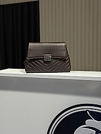 CHEVRON KAPITONE OMUZ ÇANTA KAHVE