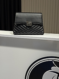 CHEVRON KAPITONE OMUZ ÇANTA SİYAH